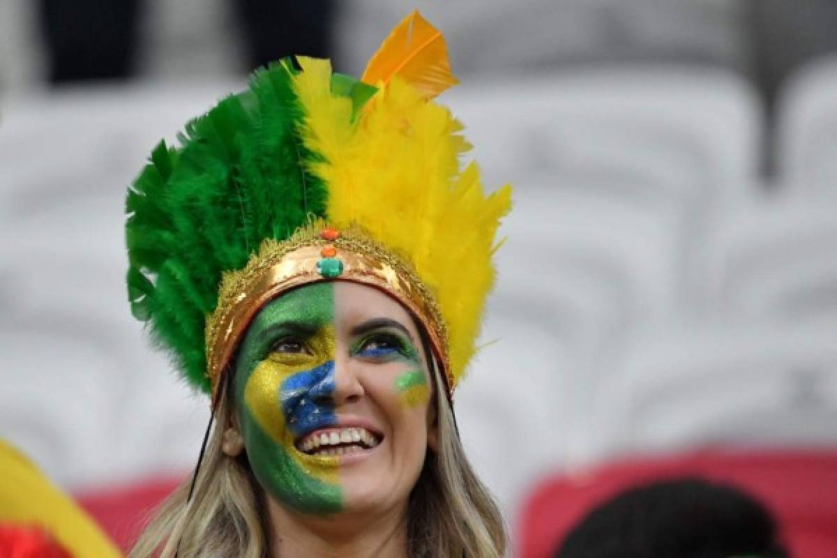 Garotas ponen belleza en el Mundial de Rusia en juego de Brasil-Bélgica