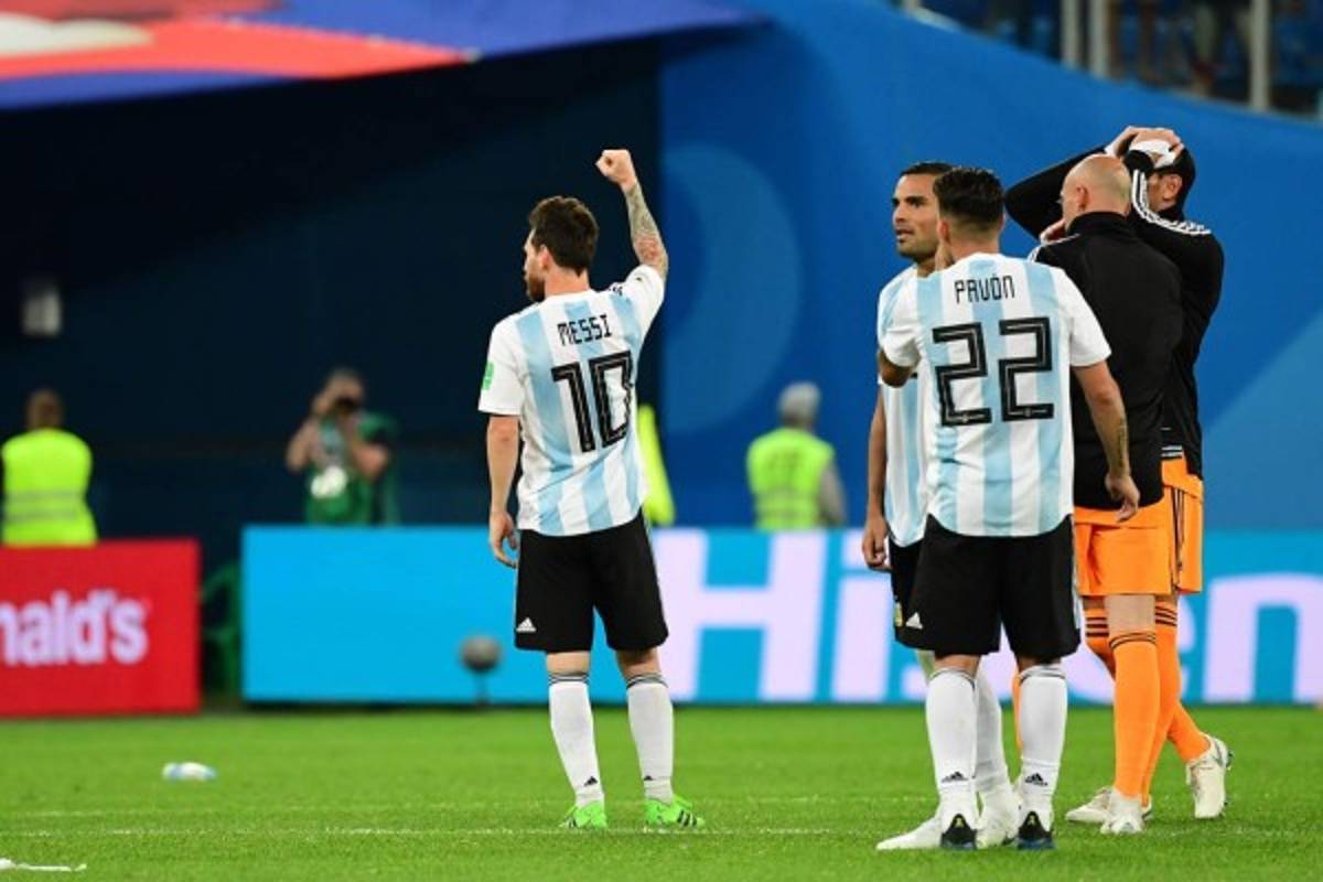 FOTOS: El emotivo festejo de Messi tras clasificar con Argentina a octavos