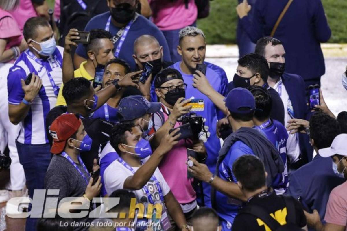 El gran gesto de Keylor Navas, locura total por tomarse fotos y su plática con 'Rambo' de León