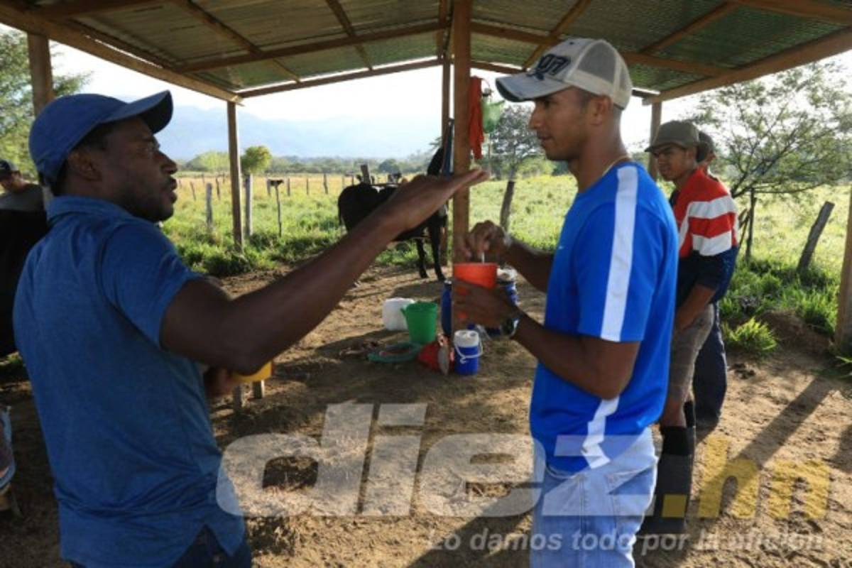 Así es la vida del portero Donis Escober entre ganado en su pueblo natal