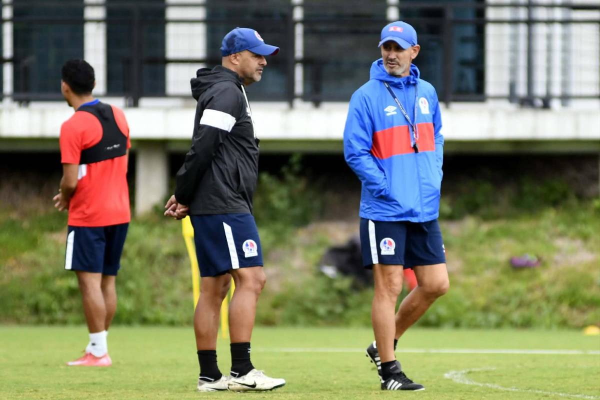 Dos ausencias importantes y el nuevo fichaje que luce el Olimpia: así se vivió el entreno del León en el CAR