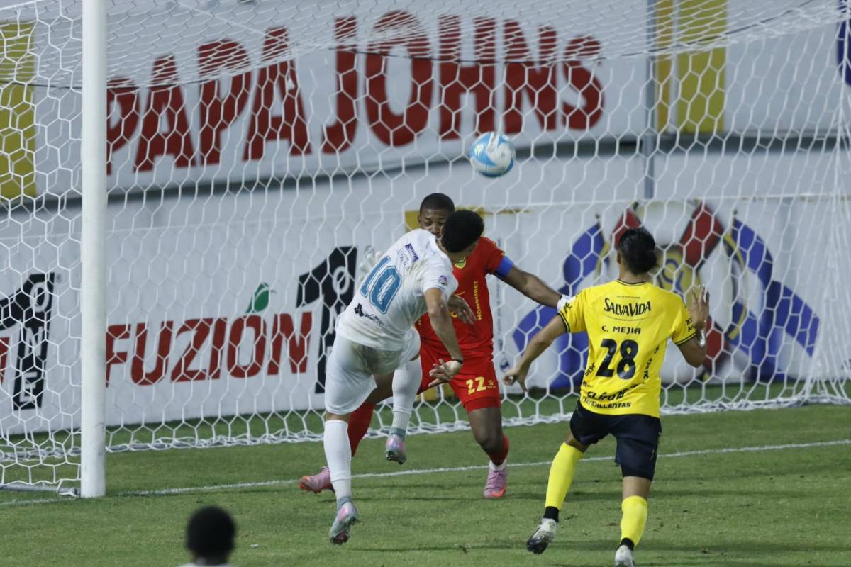 ¿Entró la barra del Olimpia? Infiltrados, Platense llevó bellezas a las gradas y así se quitó la ansiedad Chirinos