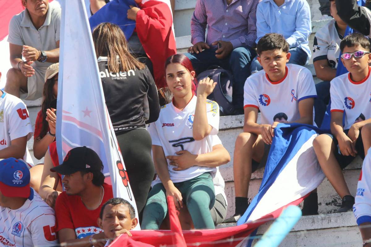 Europeos en las gradas, las bellezas de La Paz y en el muro para ver el Génesis vs Olimpia