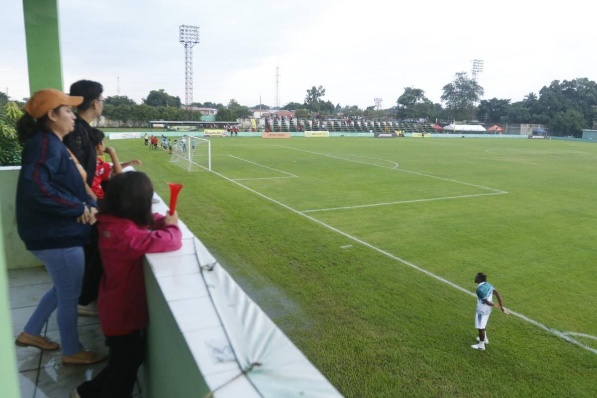 Ambientazo en el estadio Rubén Deras, hermosas jóvenes y ni la lluvia detiene la gran final del ascenso de Honduras entre CD Choloma y Platense