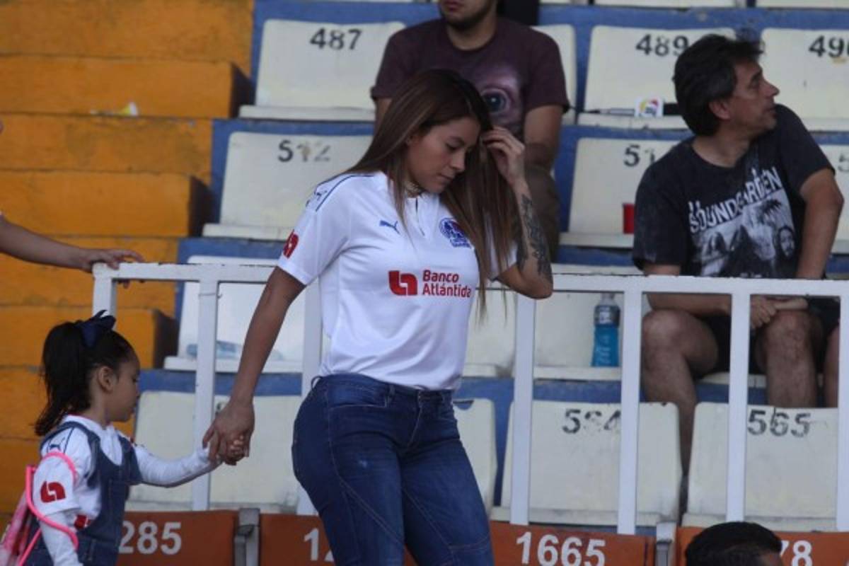¿QUIÉN ES? La sexy mujer que puso de cabeza el estadio Nacional... ¡todos la miraban!