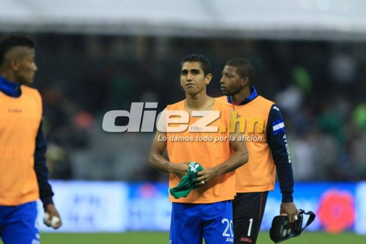 Mientras unos jugadores de Honduras sufrían, otro cambiaba camisa