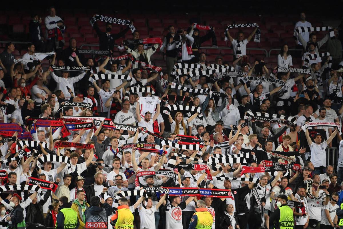 NO SE VIO EN TV: Festejó como Cristiano Ronaldo en el Camp Nou, crack del Eintracht tomó venganza contra Barcelona y el apasionado beso