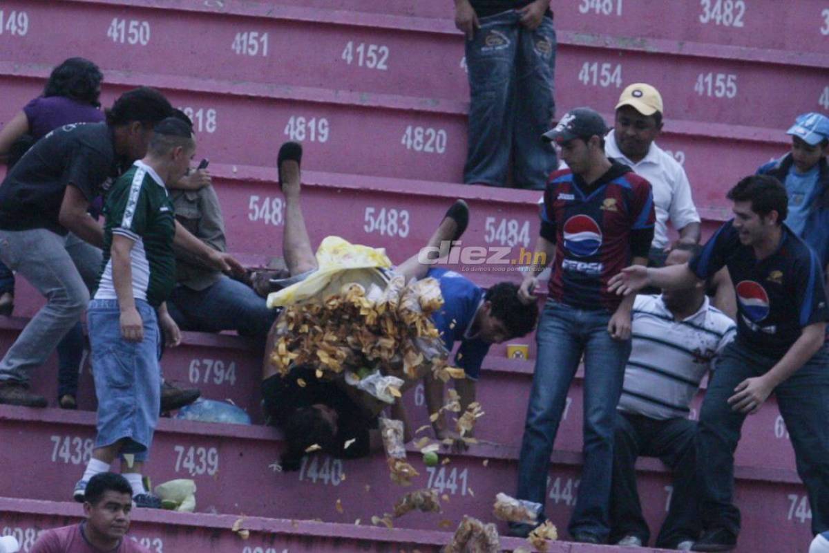 Fotos inéditas del clásico Motagua-Olimpia: Agarrones de pelo, Noel penaleando y camisas rotas