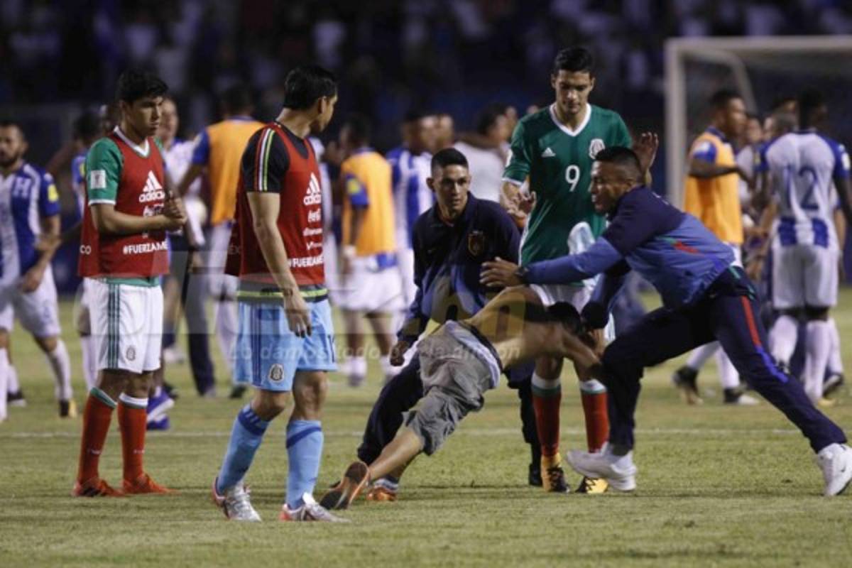 CURIOSAS: Espontáneos en el estadio Olímpico y flores para México