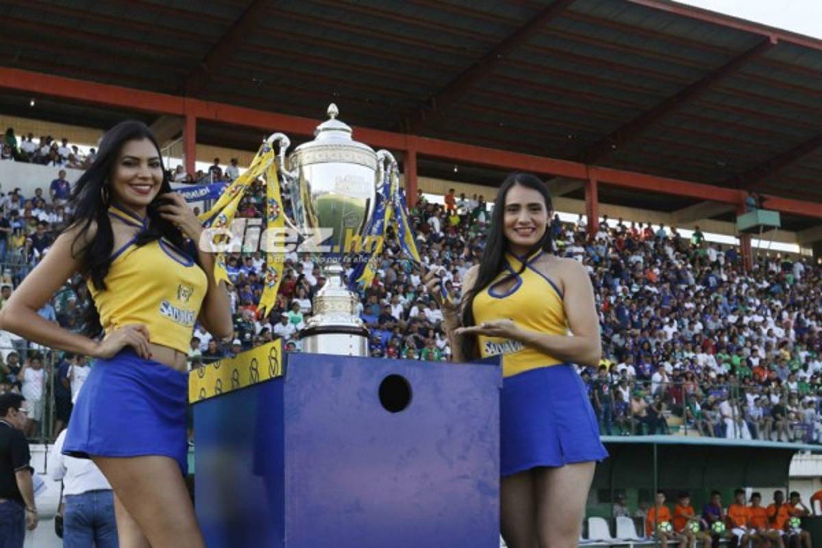 NO VISTE EN TV: La chica del escote, bellezas y ambientazo en el Excélsior