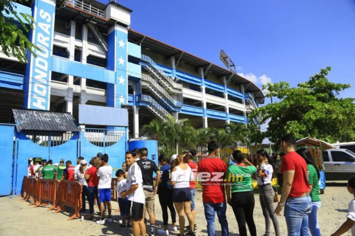 ¡Ambientazo! Afición de Olimpia invade el Estadio Olímpico para el clásico contra Marathón