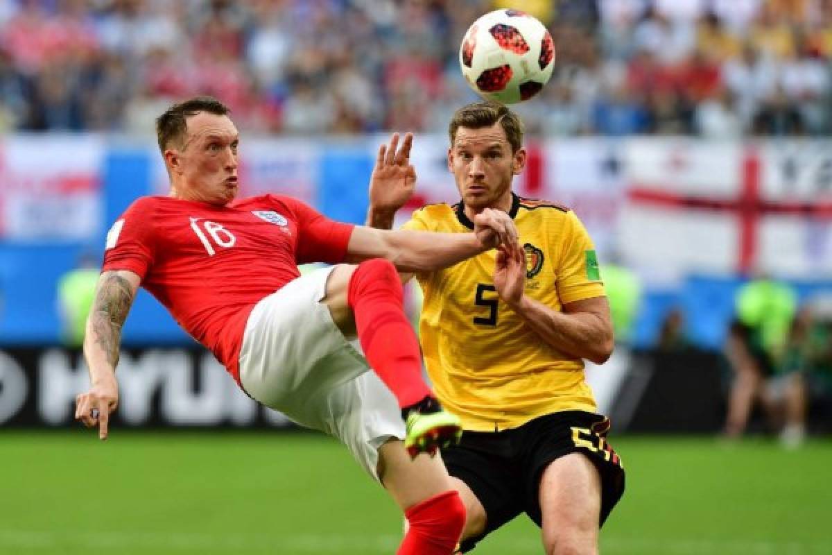 England's defender Phil Jones (L) makes a bicycle kick past Belgium's defender Jan Vertonghen during their Russia 2018 World Cup play-off for third place football match between Belgium and England at the Saint Petersburg Stadium in Saint Petersburg on July 14, 2018. / AFP PHOTO / Giuseppe CACACE / RESTRICTED TO EDITORIAL USE - NO MOBILE PUSH ALERTS/DOWNLOADS