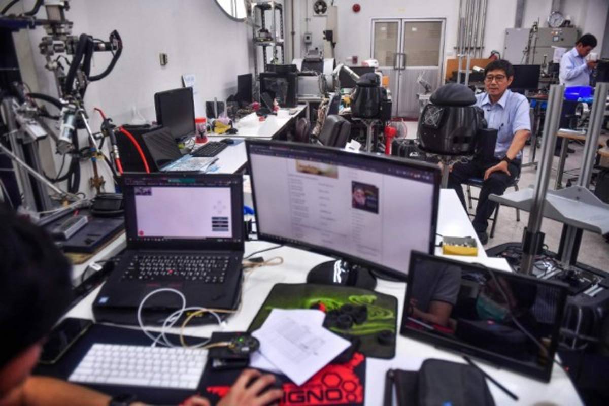 Coronavirus: Tailandia lanza un extraño robot para luchar contra la fatal enfermedad