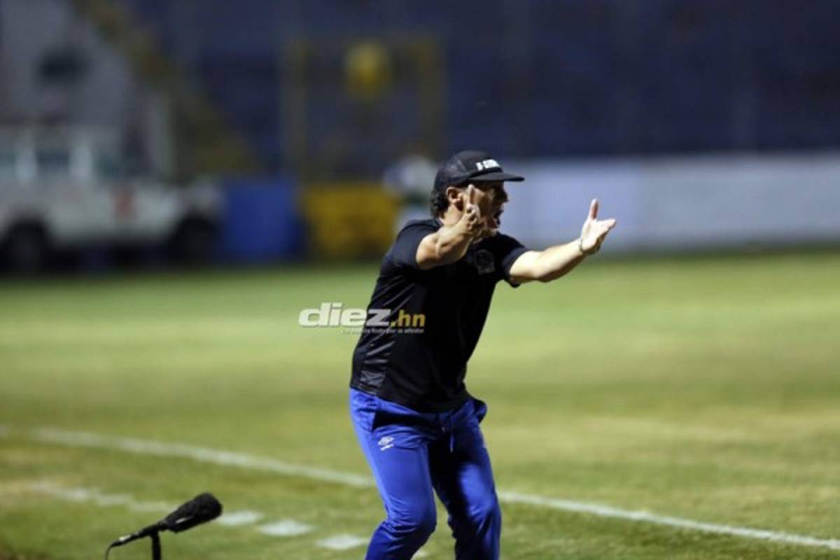 En fotos: Así vivió Pedro Troglio su primer juego dirigiendo al Olimpia