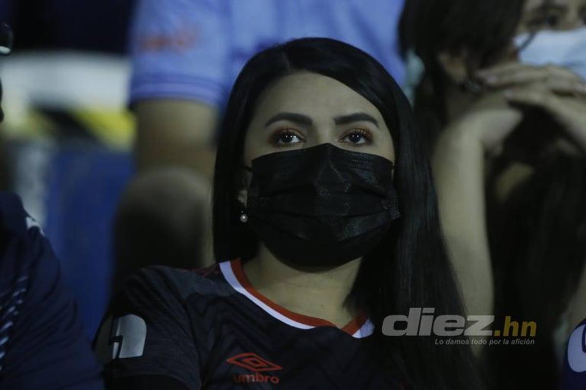 Lindas chicas y declaración de amor en el Morazán durante el clásico capitalino Olimpia-Motagua