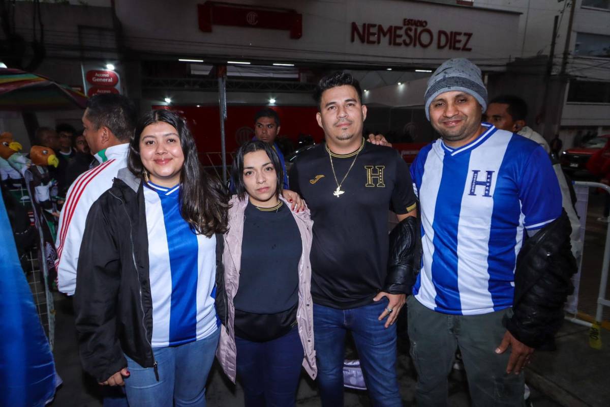 Belleza hondureña en Toluca y las banderas cinco estrellas inundan las calles en el México vs Honduras