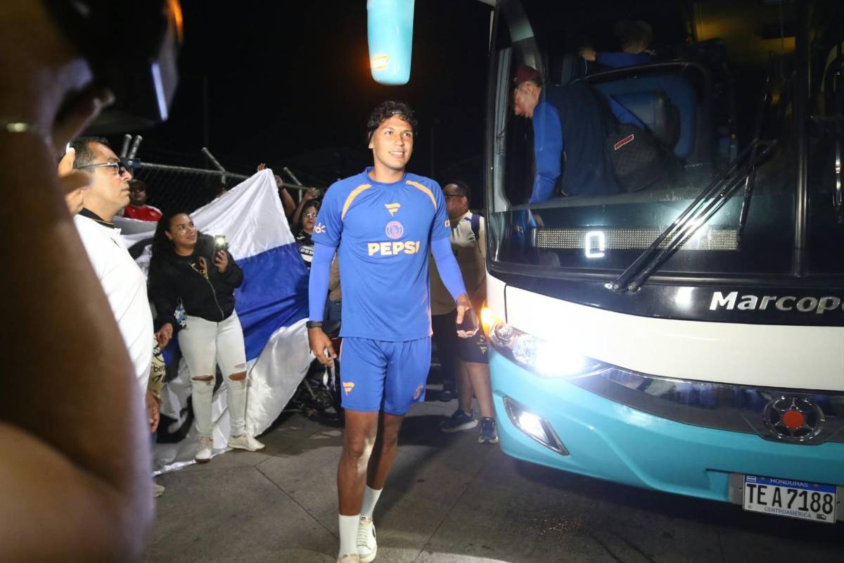 ¡Locura! Afición de Motagua arropa al club con banderazo; niño sorprende a Javier López