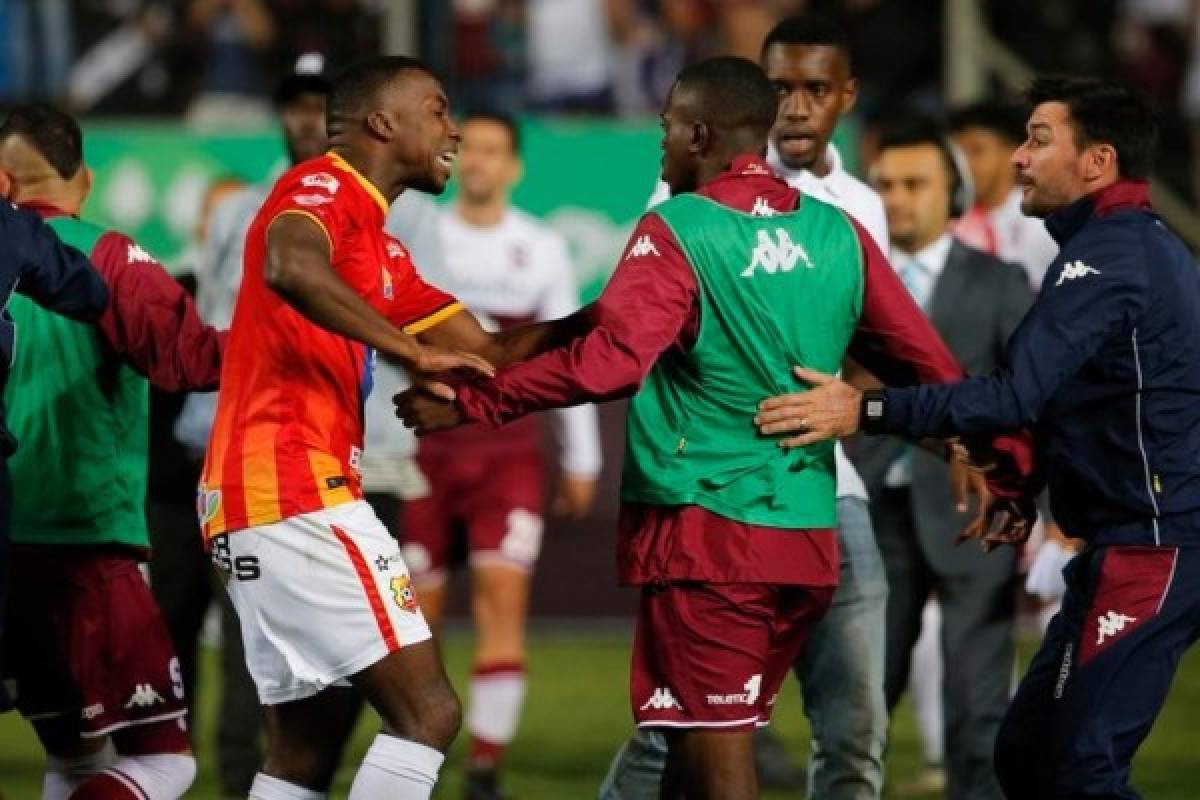 ¡Bochorno! Saprissa-Herediano terminó entre golpes, empujones e insultos