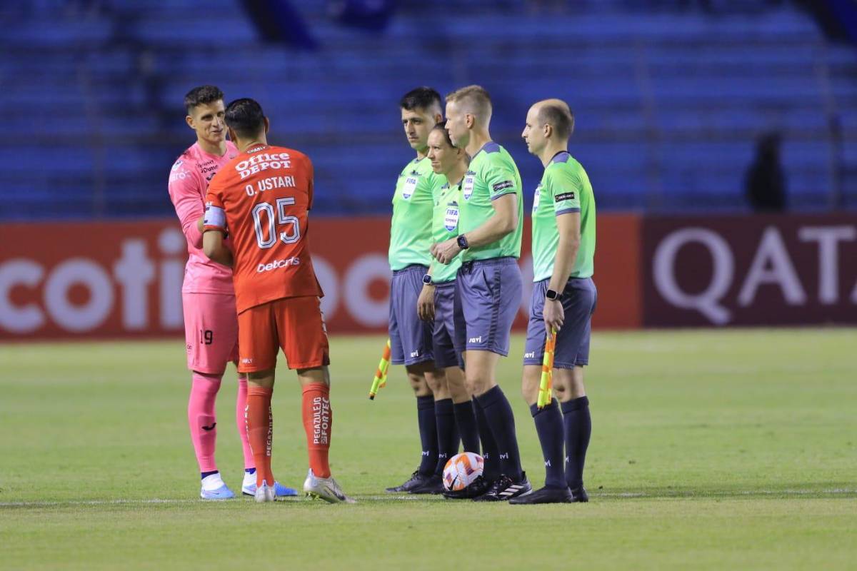 El desespero del DT de Pachuca en el banquillo, la preciosa chica en el Olímpico y el saludo de Lucas Campana
