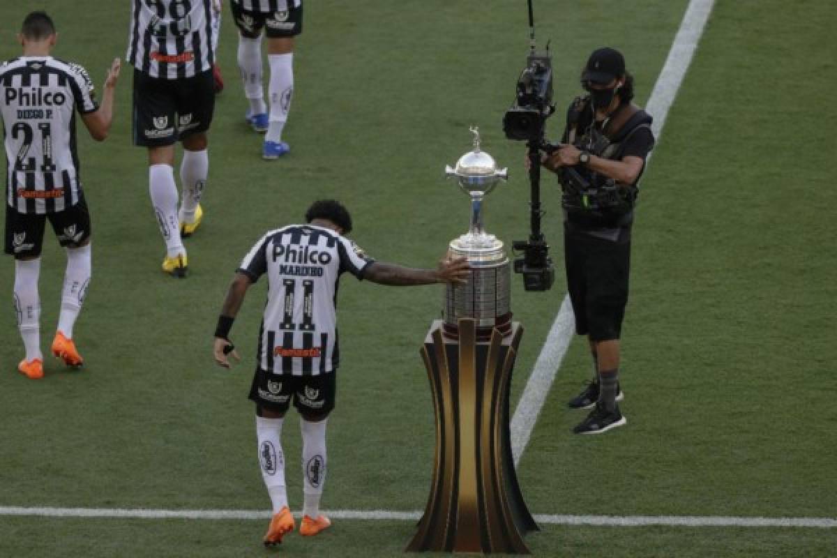 Fotos: La maldición de tocar la Copa Libertadores antes del juego y el gran festejo del Palmeiras