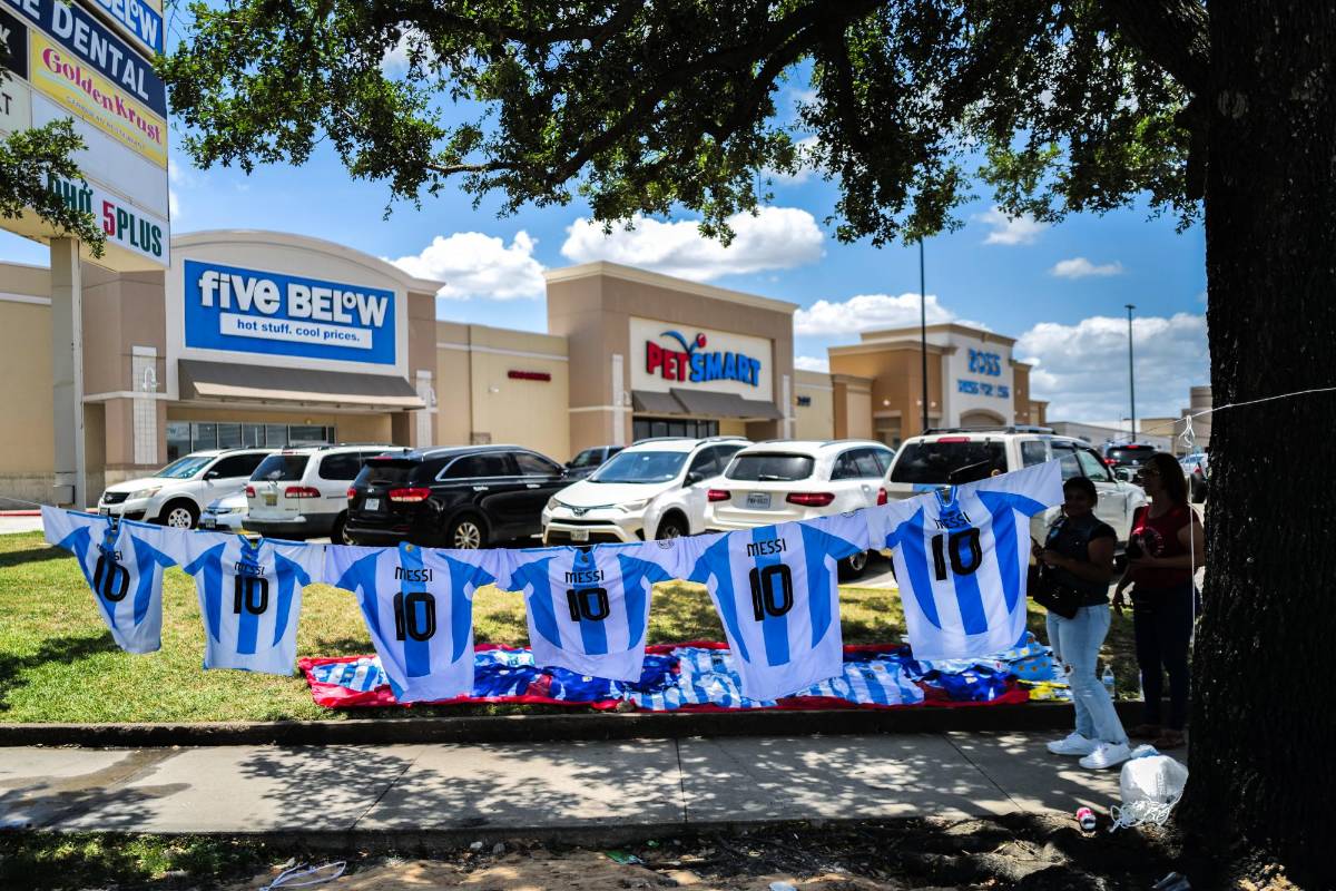 Copa América: la fiesta de la afición de Argentina para el duelo con Ecuador y Antonela Rocuzzo se roba las miradas