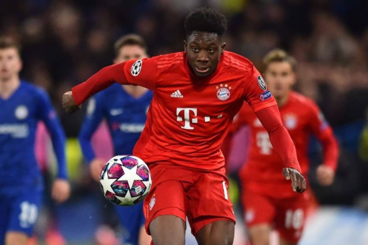 Bayern Munich's Canadian midfielder Alphonso Davies runs with the ball during the UEFA Champion's League round of 16 first leg football match between Chelsea and Bayern Munich at Stamford Bridge in London on February 25, 2020. (Photo by Glyn KIRK / AFP)