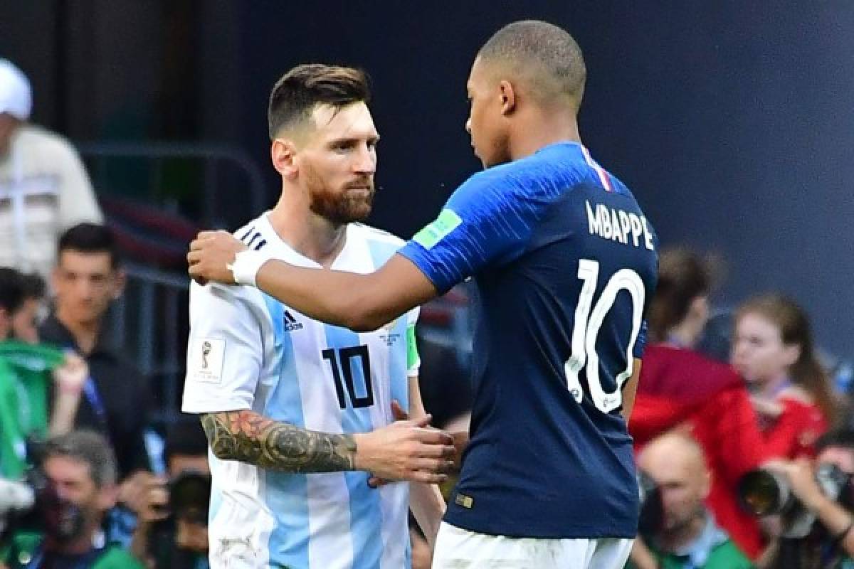 Argentina's forward Lionel Messi congratulates France's forward Kylian Mbappe (R) at the end of the Russia 2018 World Cup round of 16 football match between France and Argentina at the Kazan Arena in Kazan on June 30, 2018. / AFP PHOTO / Luis Acosta / RESTRICTED TO EDITORIAL USE - NO MOBILE PUSH ALERTS/DOWNLOADS