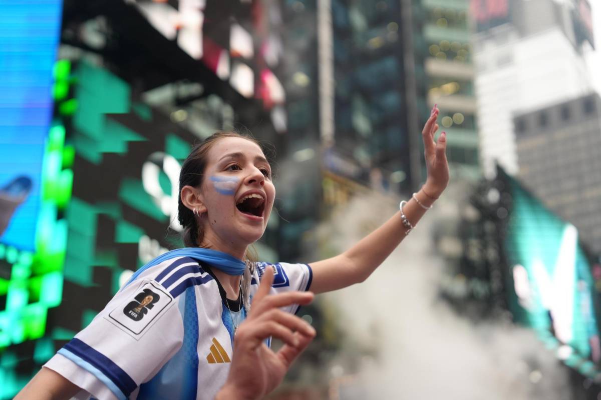 La bellas argentinas engalanan Times Square en el tremendo banderazo previo a la final