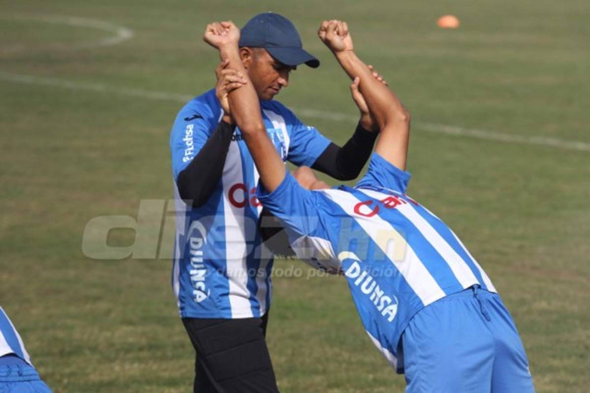 CURIOSAS: El abrazo de Carlo Costly y los que están atrás de Donis Escober