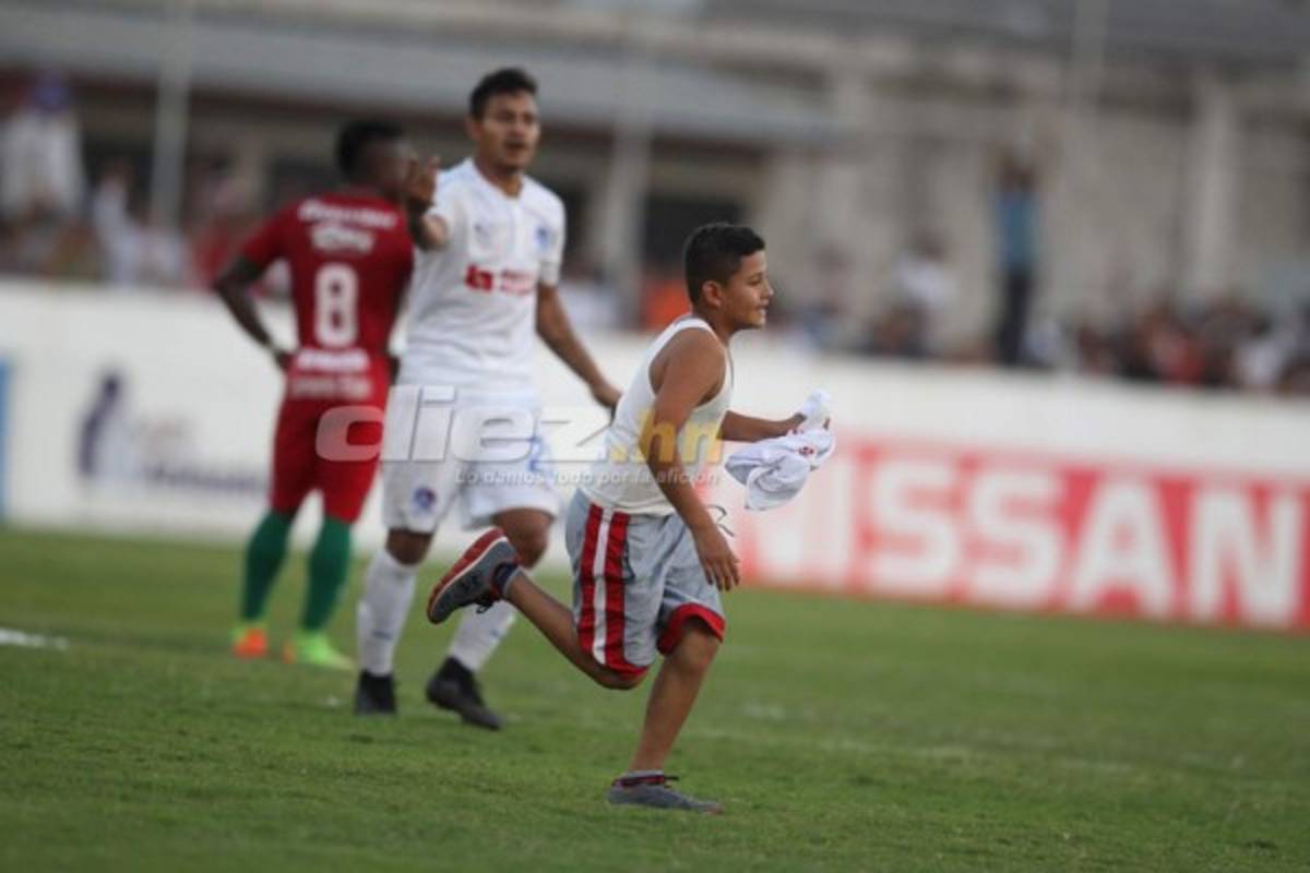 NO VISTE EN TV: Saludo a Vargas, aficionada queda en brasier y niño irrumpe el clásico
