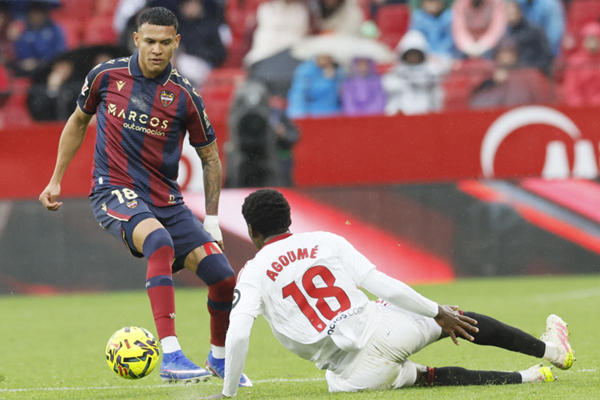Kervin Arriaga quitándose la marca de Lucien Agoumé en el Sevilla-Levante.