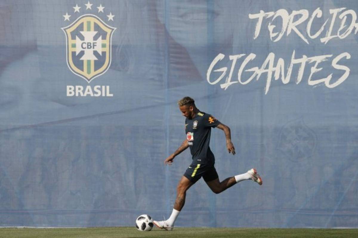 Risas, bromas y tierna visita a Neymar en el entreno de Brasil