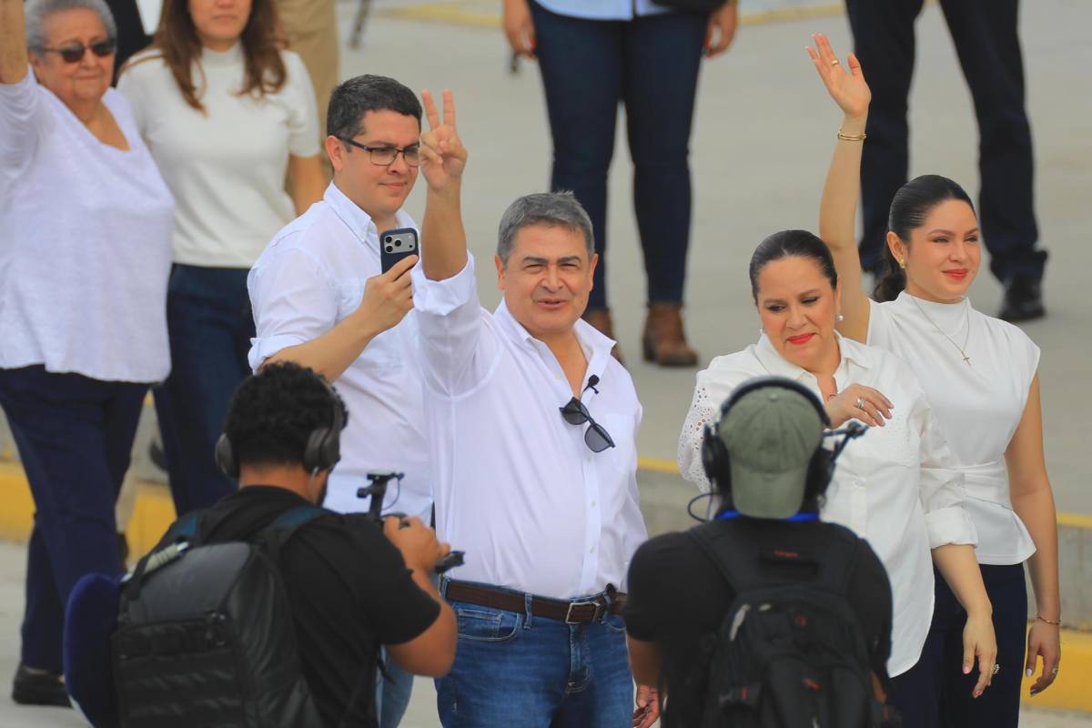 Locura por la vuelta de JOH a Honduras: el beso con su mujer y el caso que enfrentará