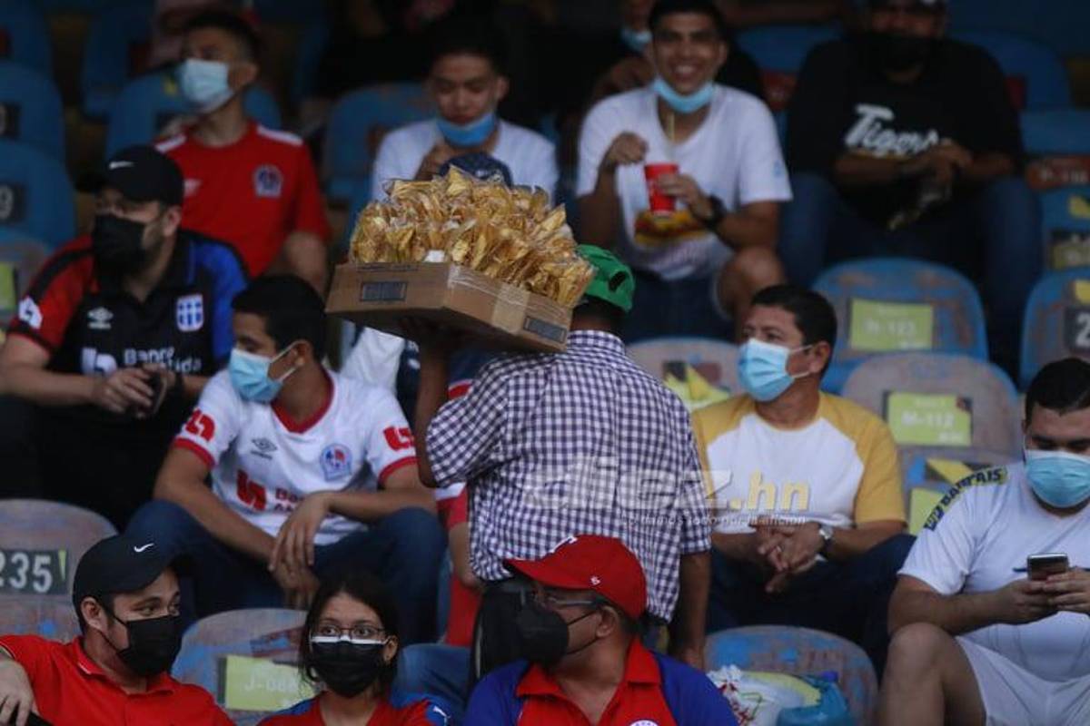 Lindas chicas y declaración de amor en el Morazán durante el clásico capitalino Olimpia-Motagua