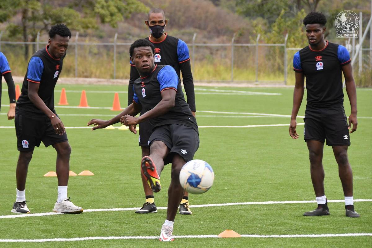 ¡Charla, risas y un conocido! Así fue el primer entrenamiento del argentino Pablo Lavallén en el Olimpia