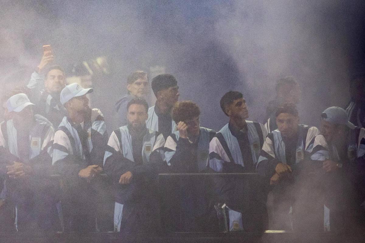 ¿Y Messi? Con la Policía, gran show y la alfombra roja en el regreso de Argentina