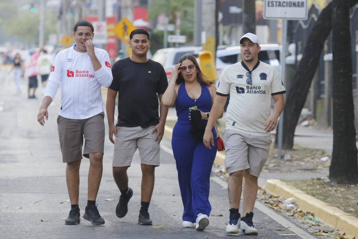 ¡Quieren la 39! Afición del Olimpia se hizo sentir en el estadio Morazán para la gran final de ida ante Real España