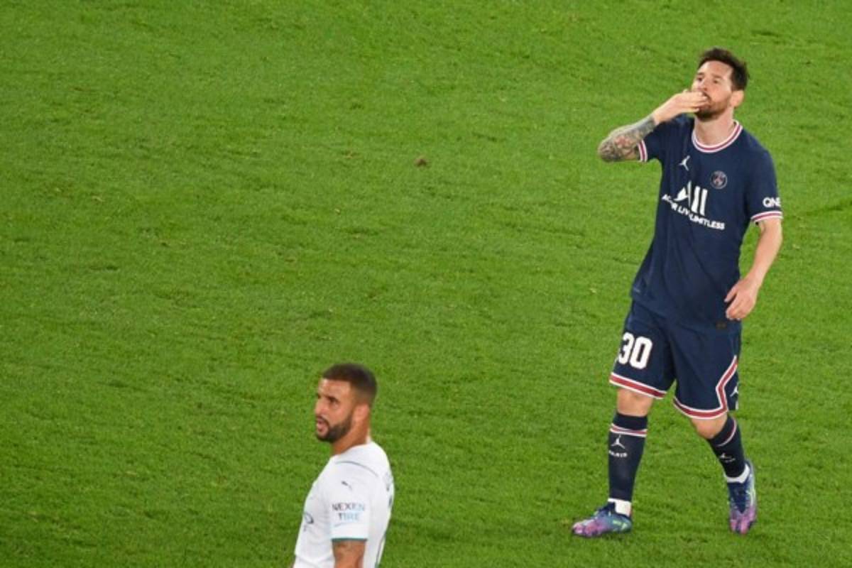 Tumbado en la barrera: las insólitas imágenes de Messi en el triunfazo del PSG sobre el Manchester City