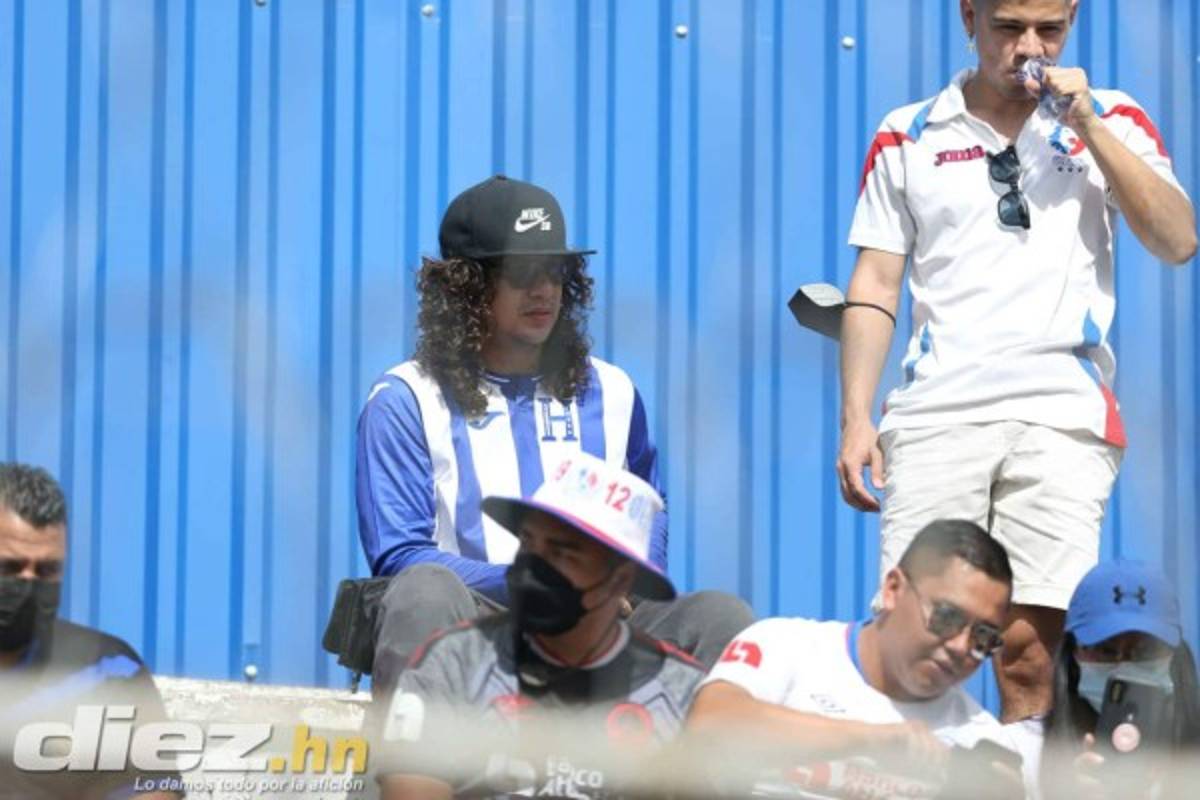 Las hermosas mujeres y el ambiente del clásico Motagua-Olimpia en el estadio Nacional