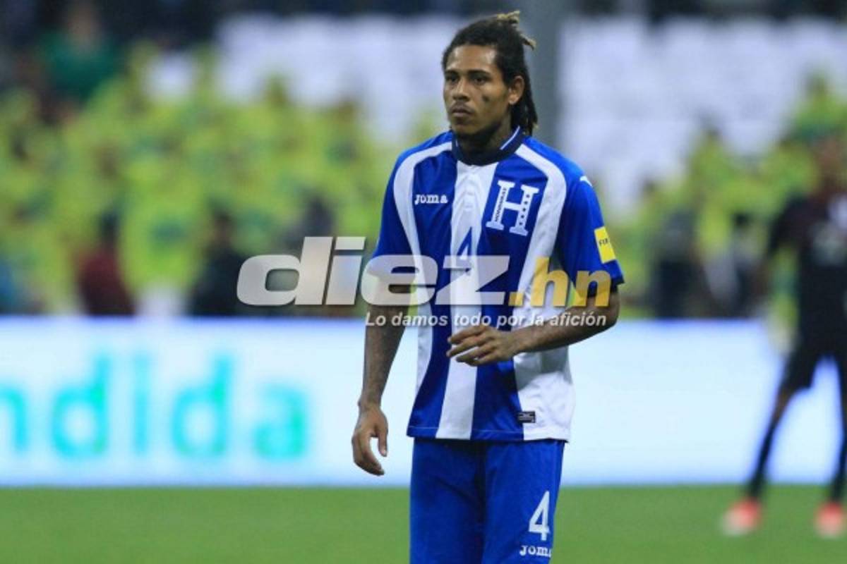 Mientras unos jugadores de Honduras sufrían, otro cambiaba camisa