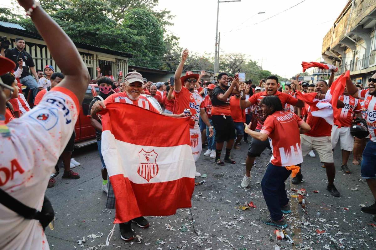 ¡Tremenda fiesta en La Ceiba! Aficionados del Vida se toman la calle festejando el triunfo que los acerca a la salvación