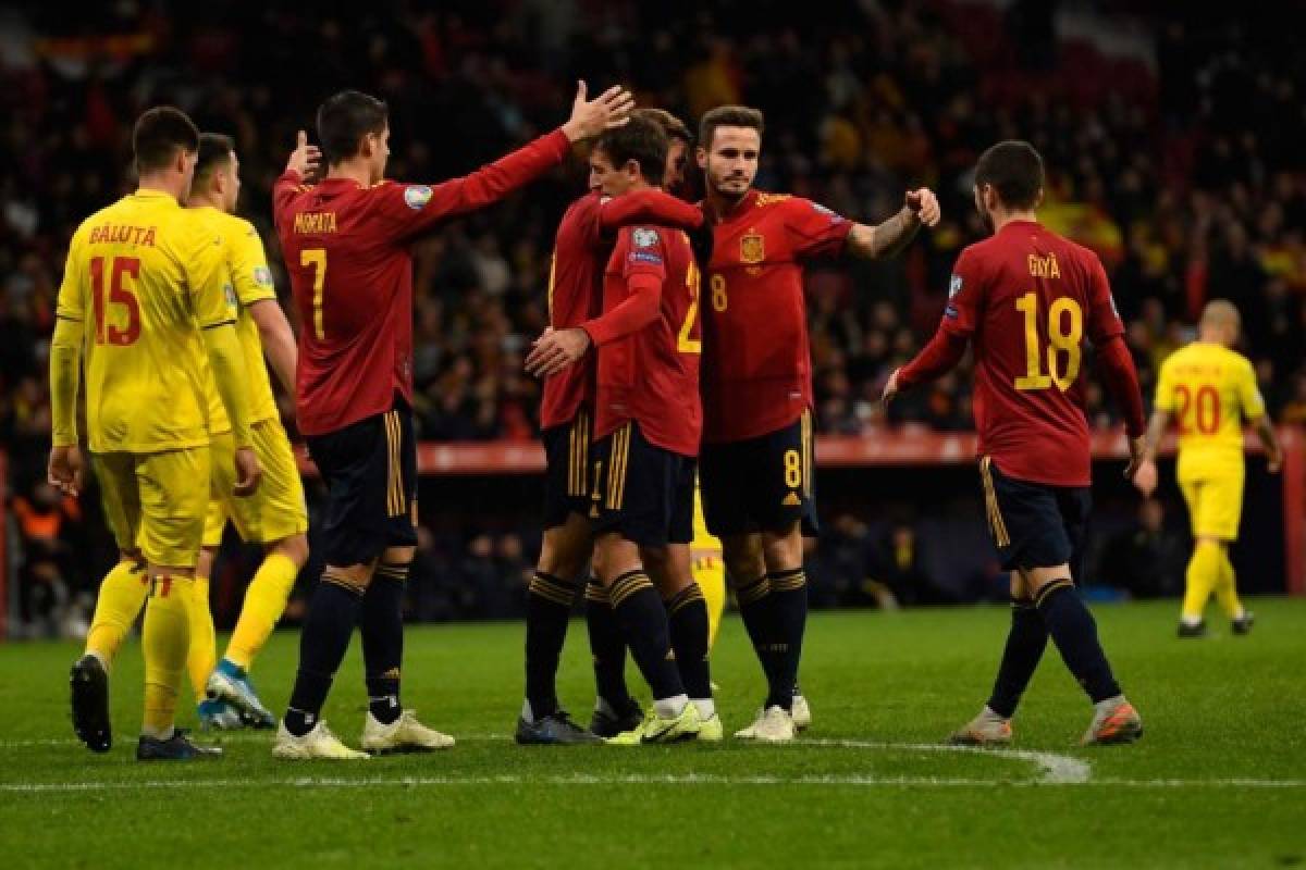 Spain's forward Iquel Oyarzabal (C) is congratulated by teammates after scoring a goal during the Euro 2020 Group F qualification football match between Spain and Romania at the Wanda Metropolitano Stadium in Madrid on November 18, 2019. (Photo by PIERRE-PHILIPPE MARCOU / AFP)