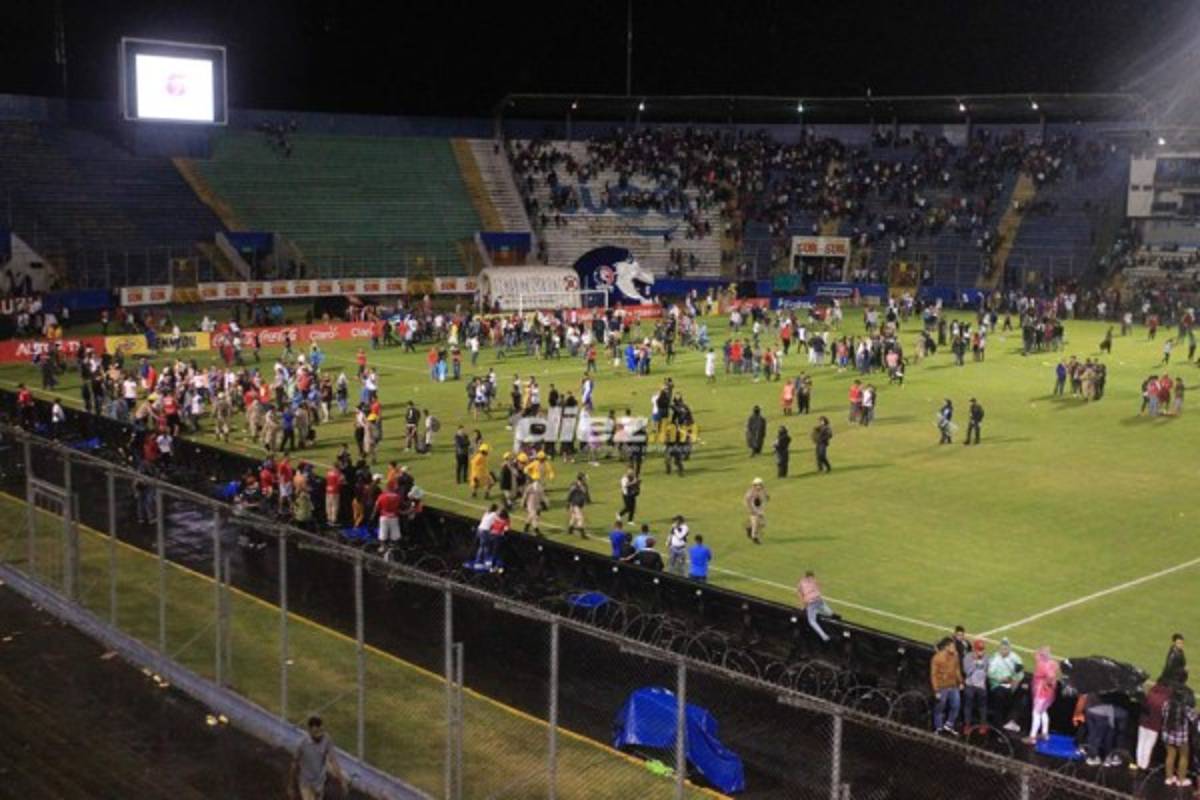¡Muertos, heridos y desmayados! El caos dentro y fuera del Estadio Nacional