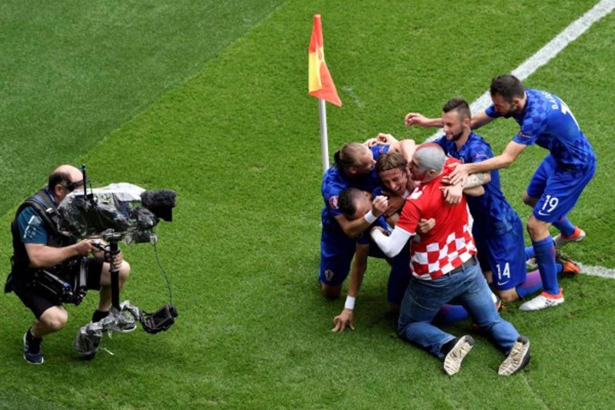 El espontáneo que se metió a celebrar con Croacia el golazo de Modric