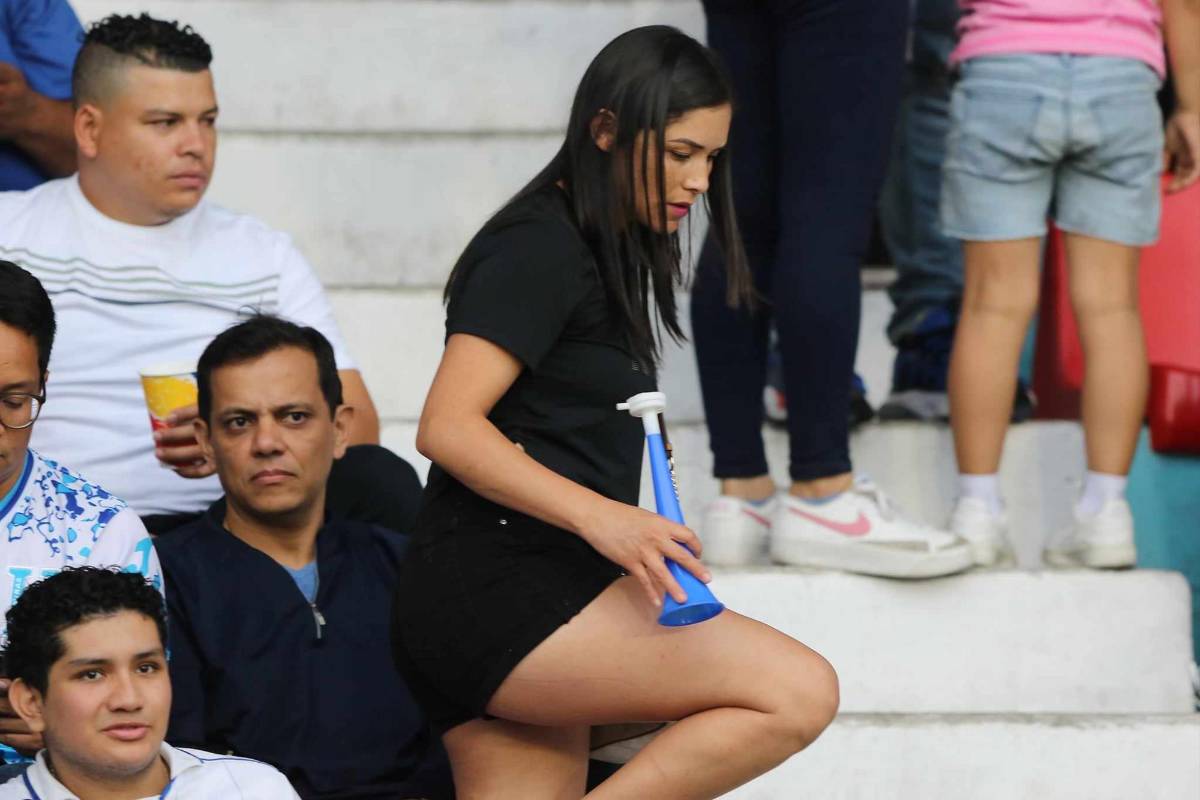 Derroche de belleza, ambientazo y el gesto de los jugadores de Honduras previo a medirse a Cuba en el Estadio Nacional