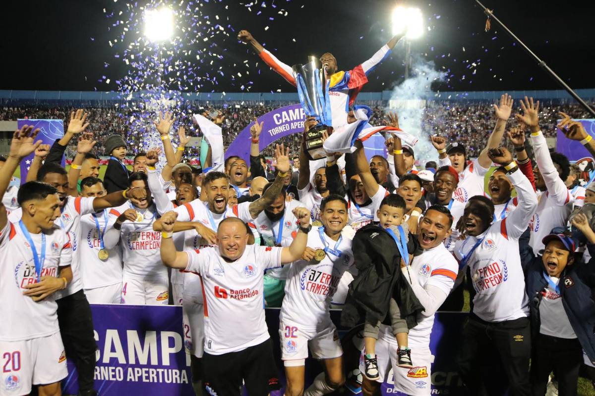 FOTOS: El que se robó el show en el festejo de Olimpia, el beso de Beckeles, legionarios presentes e invasión de cancha