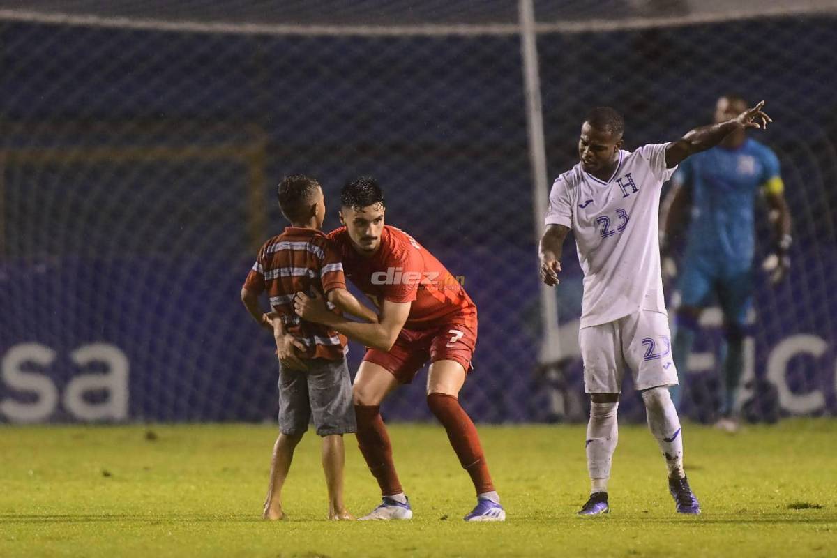 Júbilo en el Olímpico: Aficionados invaden la cancha en medio del triunfo de Honduras sobre Canadá en Liga de Naciones