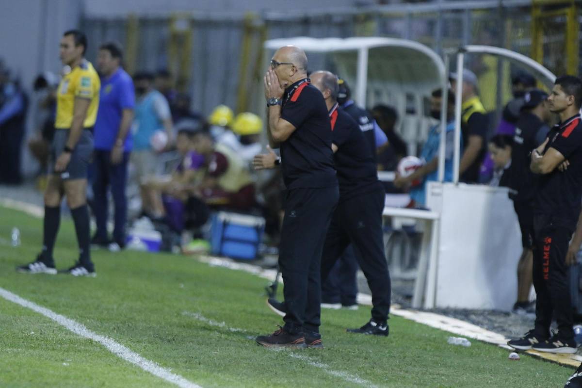 Insultos, abucheos y objetos lanzados a su persona: Fabián Coito no fue bien recibido por la afición catracha en el Francisco Morazán