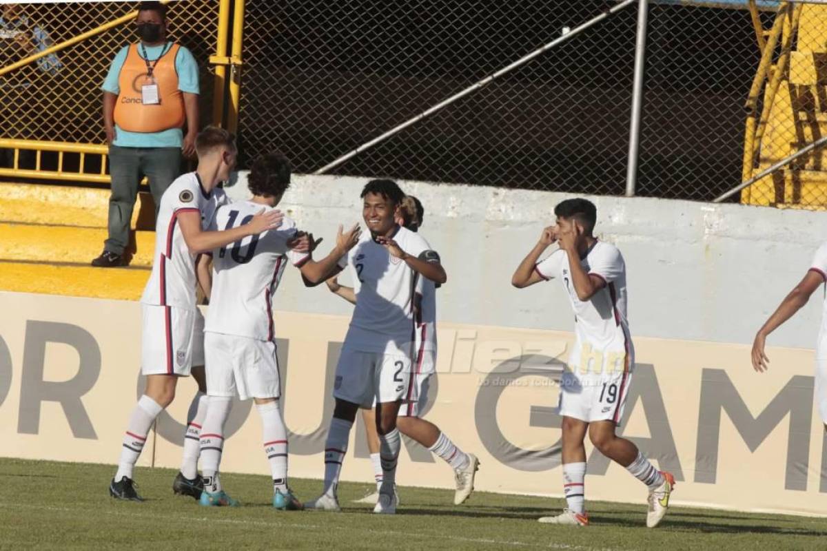 Futbolistas de Estados Unidos celebran su primera anotación ante Costa Rica. Foto: Neptalí Romero.