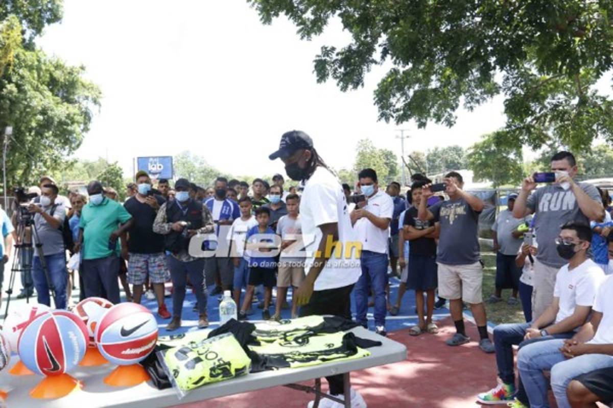 ¡Selfies, autógrafos y alegría! Las postales de la visita de Alberth Elis a la colonia Suyapa en Chamelecón